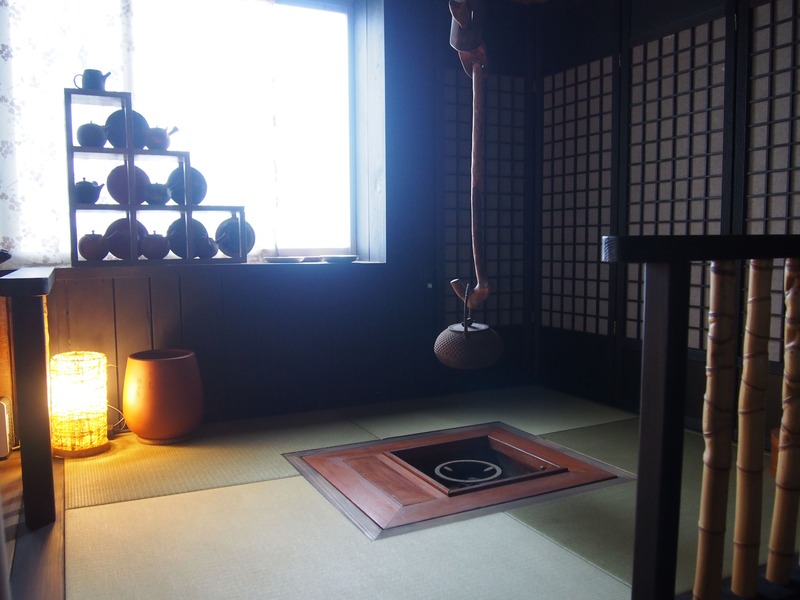 Une salle de cérémonie du thé où l’on peut déguster un matcha dans une atmosphère paisible.